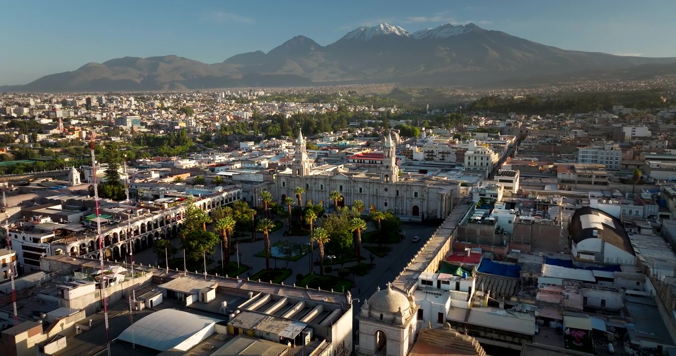 Ripresa aerea in dolly in avanti al tramonto 4k, Cattedrale Basilica ad Arequipa, Perù, con focus sul centro storico della città, sull'architettura coloniale e sul paesaggio urbano circostante.