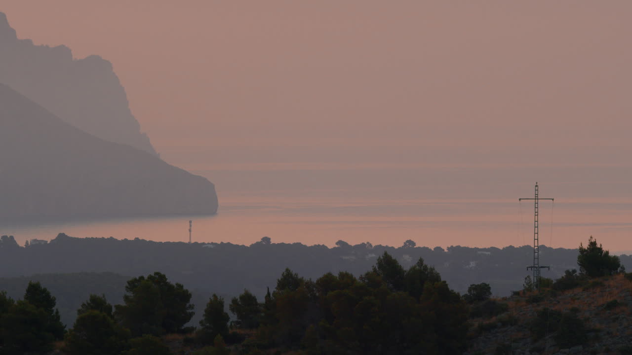 escena nocturna de la ciudad costera y las montañas en españa