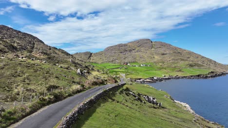 Drohnenansicht-Der-Kurvenreichen-Straße-Durch-Die-Zerklüftete-Landschaft-Der-Cods-Head-Bears-Peninsula-Im-Westen-Von-Cork-In-Irland,-Abgelegene-Schönheit,-Klassischer-Roadtrip