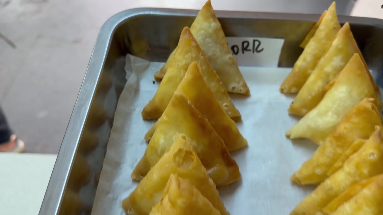 Un vassoio di Samoosas calde