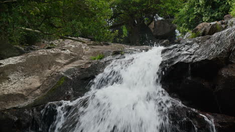 vista de cerca de una cascada