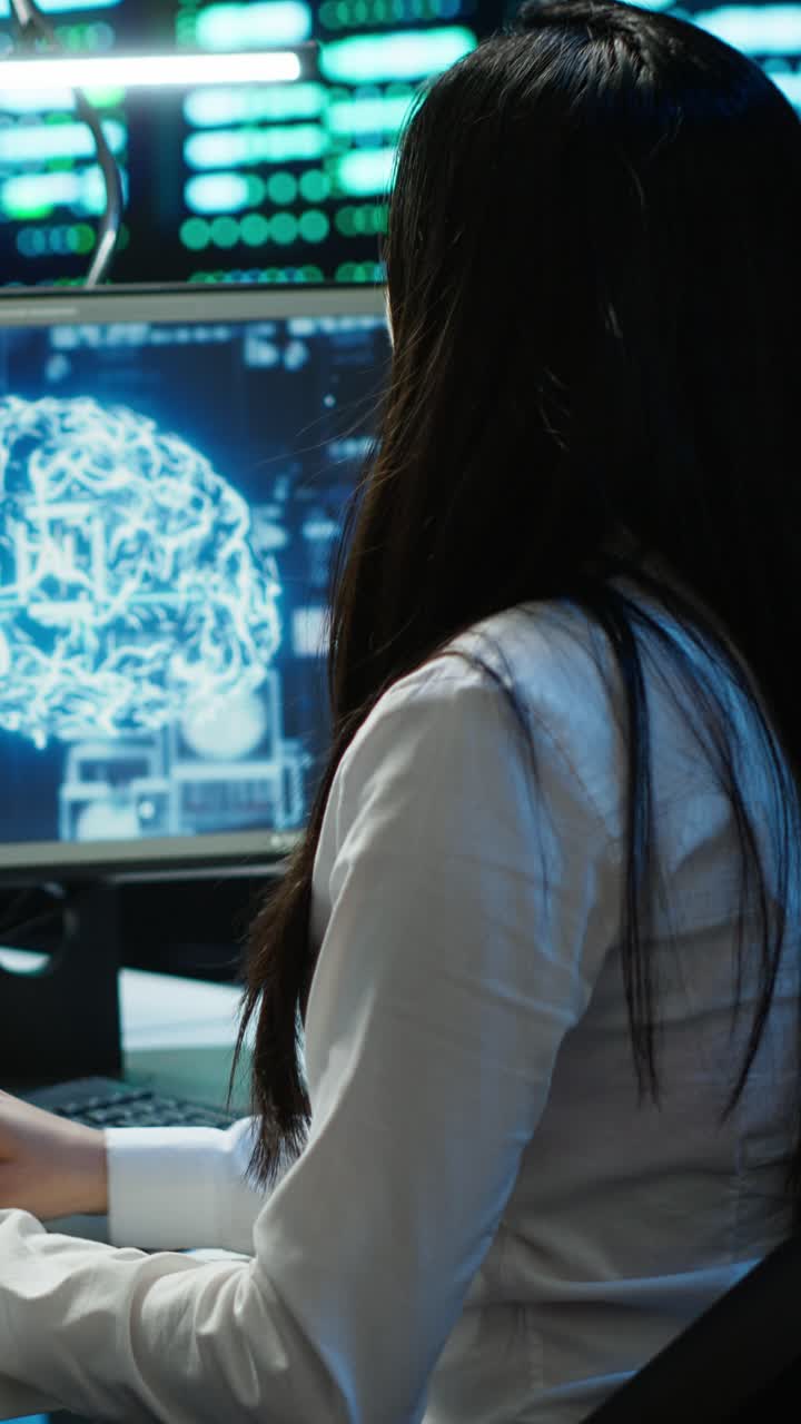 Donna che lavora al computer con grafica del cervello IA sullo schermo
