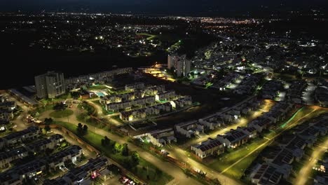 Hiperlapso-En-Un-Suburbio-De-Cali,-Nos-Muestra-La-Transición-Del-Día-A-La-Noche,-El-Castillo,-Valle-Del-Cauca,-Colombia