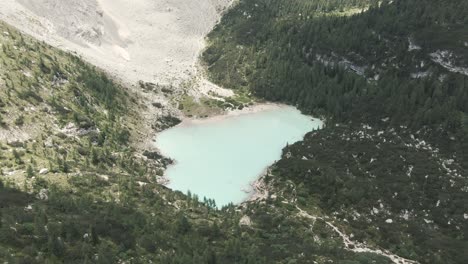 fotografía de un lago de montaña en los alpes italianos con agua lechosa azul claro
