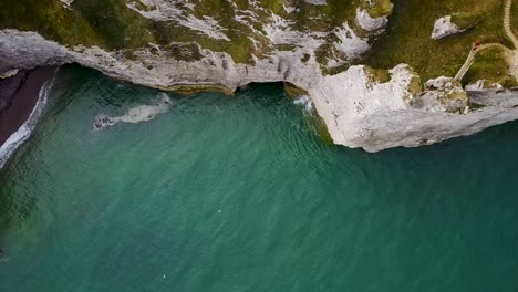 Volando-Desde-El-Nivel-Del-Agua-Sobre-El-Arco-Rocoso-De-Etretat-En-Francia