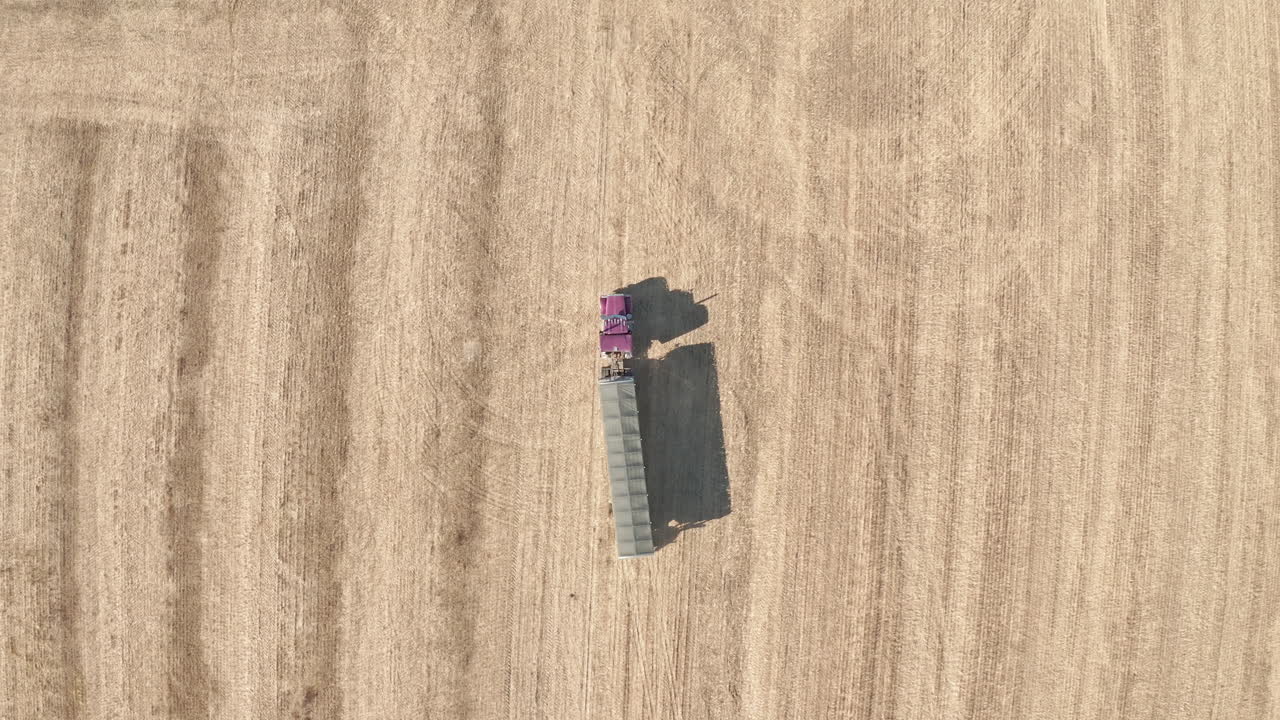 대형 세미트럭은 수확한 곡식으로 들판을 떠나고, 드론을 추적한다