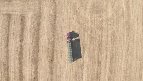 Gran-Camión-Semi-Sale-Del-Campo-Con-Grano-Cosechado,-Seguimiento-De-Disparo-De-Drones