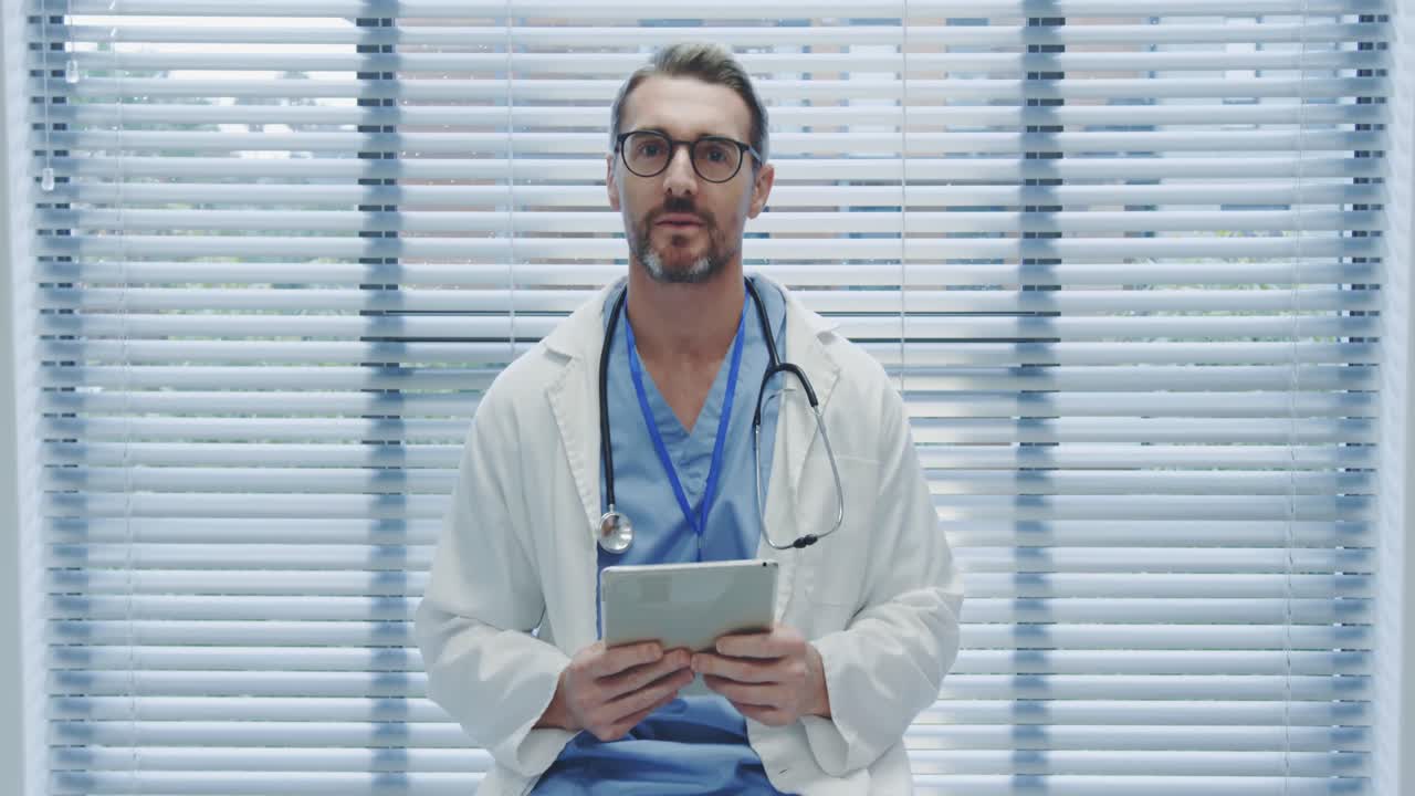 Medico di mezza età che usa un tablet e parla alla telecamera 4k