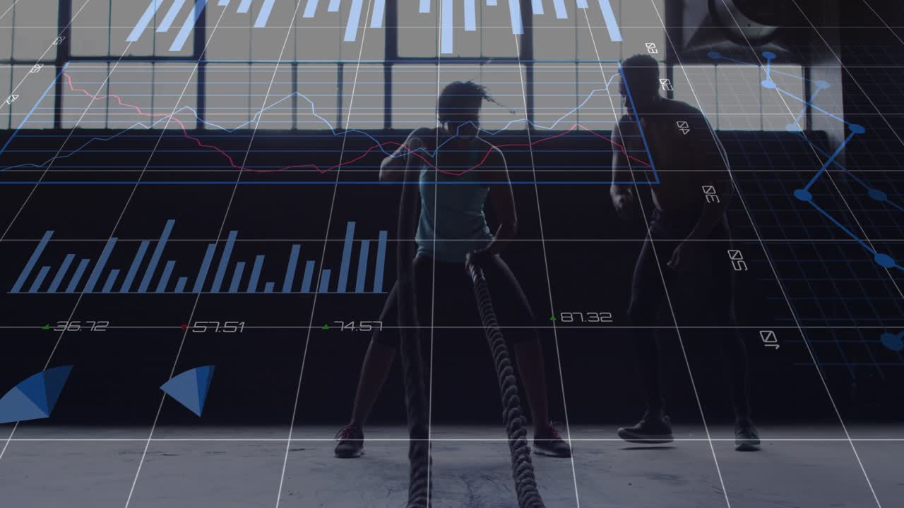 Kvindelig atlet udfører 'battle ropes' slams i fitnesscenter, træner vejleder og HUD viser statistik