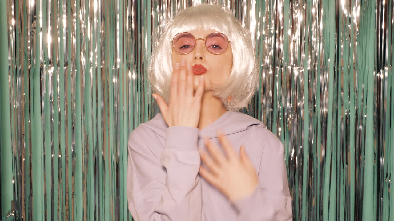 가발과 선글라스를 입은 여자