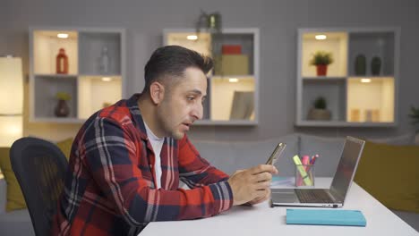 el hombre que se enoja y se molesta por el mensaje telefónico entrante.