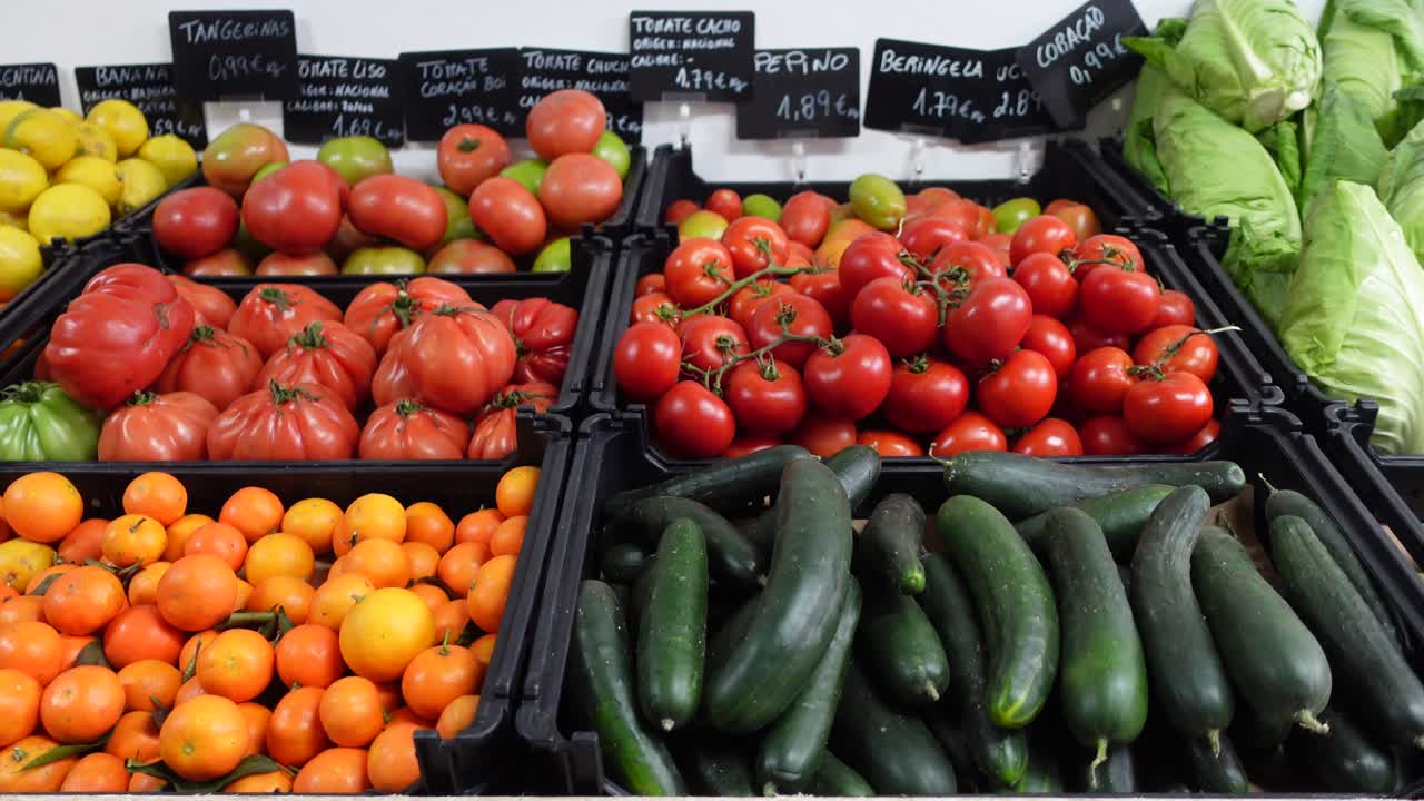Vários tipos de frutas e vegetais à venda em um mercado