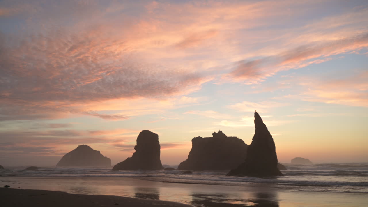 puesta de sol en la playa de bandon, oregon