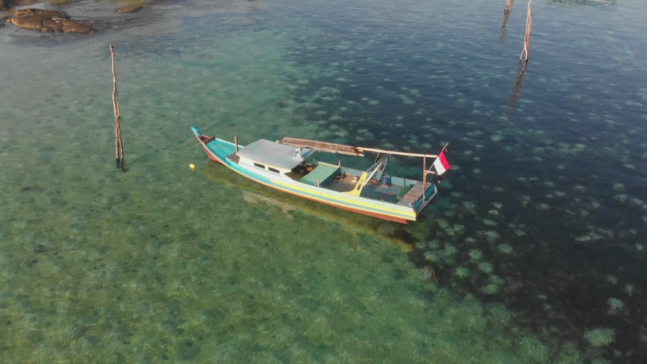 인도네시아 벨리에서 전통적인 시 보트를 향해 날아가는 공중