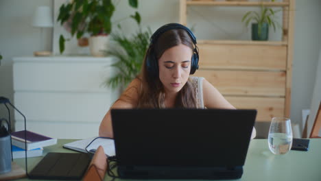 joven mujer de negocios de nueva creación videoconferencia portátil