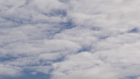 Ein-Riesiger-Blauer-Himmel-Mit-Vielen-Wolken,-Die-Sich-Mit-Schildkrötengeschwindigkeit-Bewegen