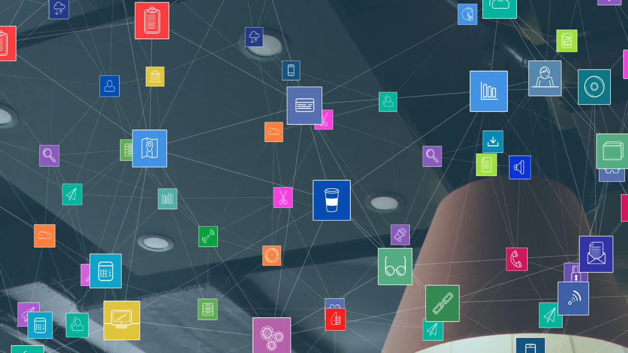 animación de una red de iconos digitales frente a la vista del techo de la oficina