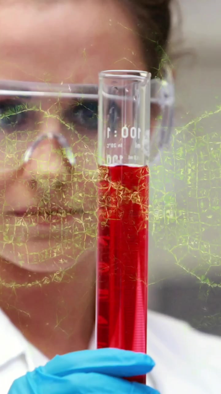Animazione di una doppia elica di DNA su un primo piano di una donna caucasica che agita una provetta piena di liquido.