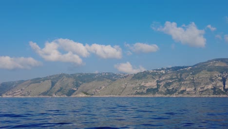 Montañas-Y-Océano-Azul-Cerca-De-La-Costa-De-Amalfi-Vista-Desde-Un-Ferry-De-Crucero-En-El-Mar-Tirreno,-Italia