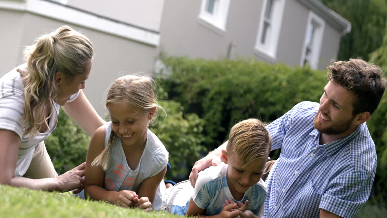 네 명 의 가족 이 바닥 에서 함께 즐기고 있다