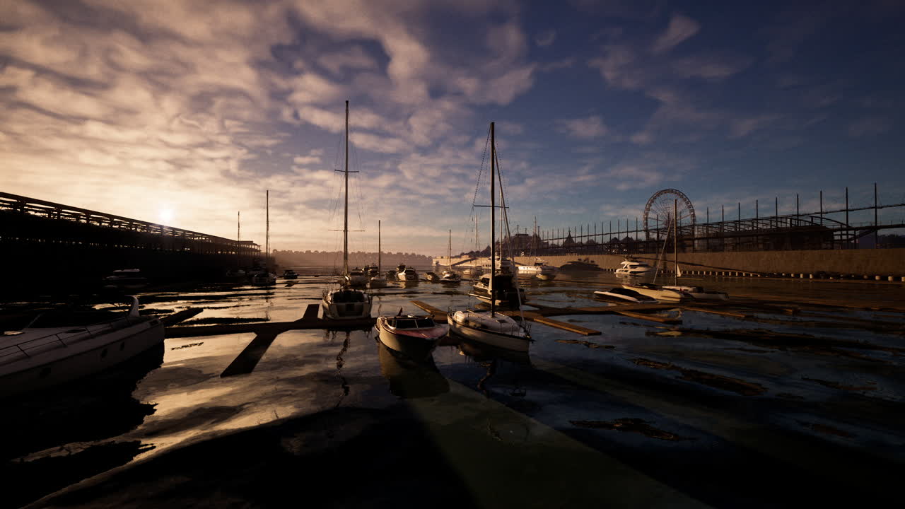 botes atracados al atardecer cerca del paseo marítimo con una rueda de ferris a la vista
