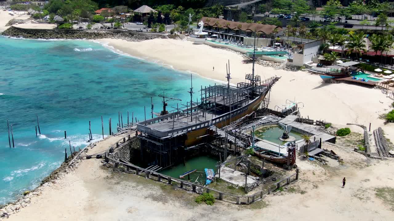 발리의 고급 리조트 근처에 정박해 있는 아름다운 고대 목조 선박, 공중 궤도 전망