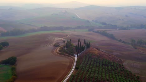 Preciosa-Vista-Aérea-Superior-Casa-De-Vuelo-Atmósfera-Matutina-Rural-Entorno-Idílico-Toscana-Italia