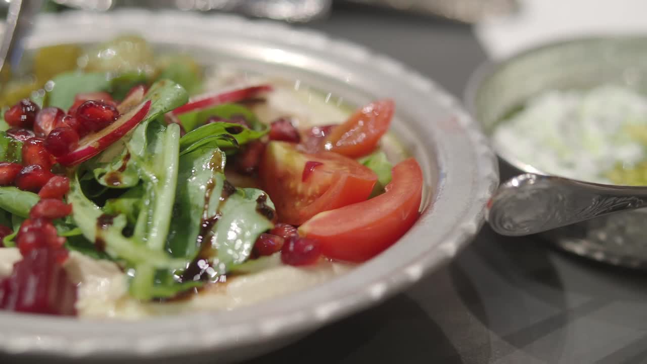Hummus con insalata fresca e melograno