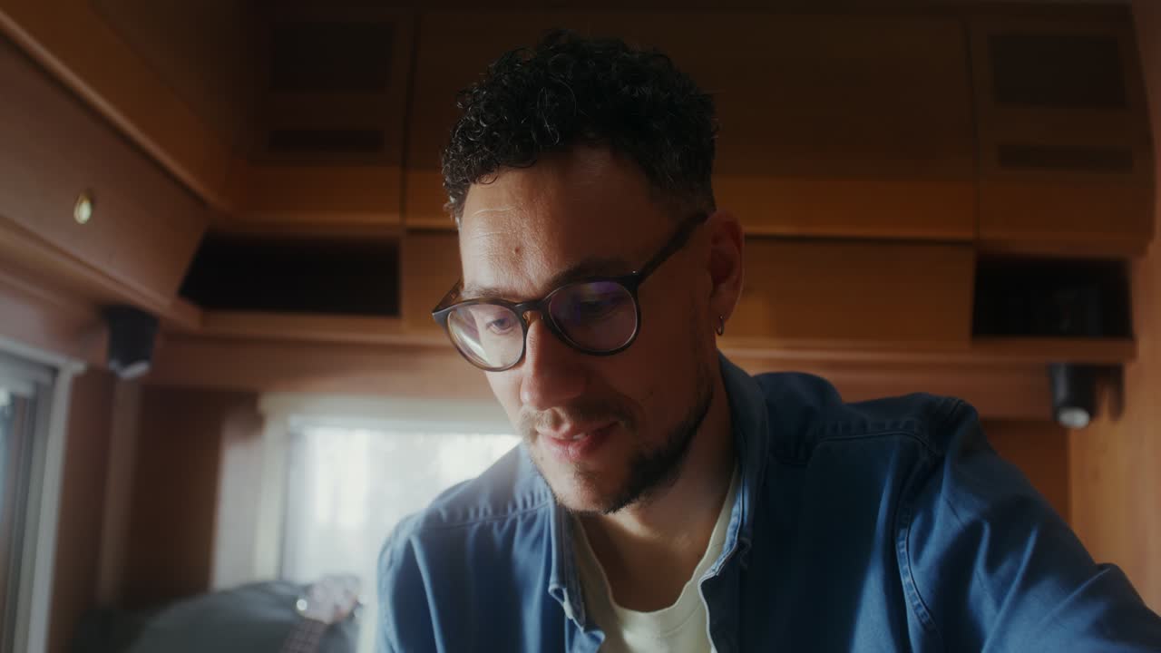 hombre en una caravana