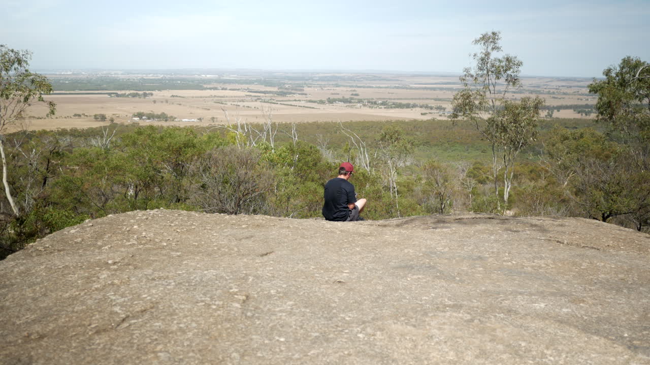 hombre mirando desde el parque nacional you yangs, victoria australia