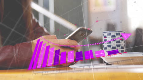 animación del procesamiento de datos financieros sobre un empresario caucásico que usa un teléfono inteligente