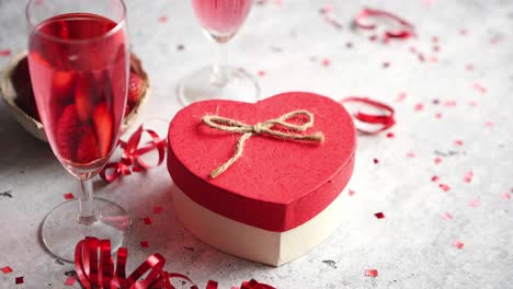 Flasche-Rosé-Champagner-Gläser-Mit-Frischen-Erdbeeren-Und-Herzförmigem-Geschenk