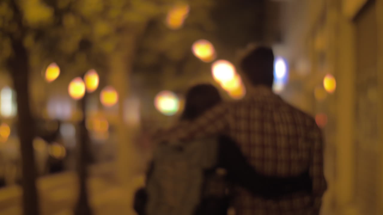 사랑하는 커플이 고 안고