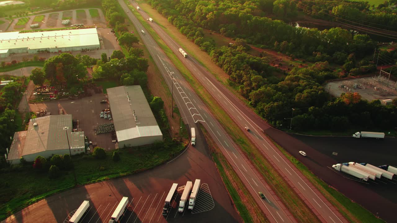 B-togstrailere trukket af en lastbil på motorvej I-80 nær Elkhart Paza rasteplads.