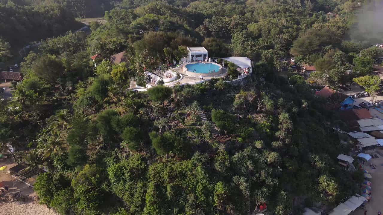 조감도, 언덕 위의 수영장과 사드라난, 구눙 키둘, 족자카르타의 하얀 모래 해변 아래