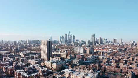 Niedrige,-Weit-Aufsteigende-Drohnenaufnahme-Der-Wolkenkratzer-Der-Stadt-London,-Klarer-Tag-Nach-Schnee