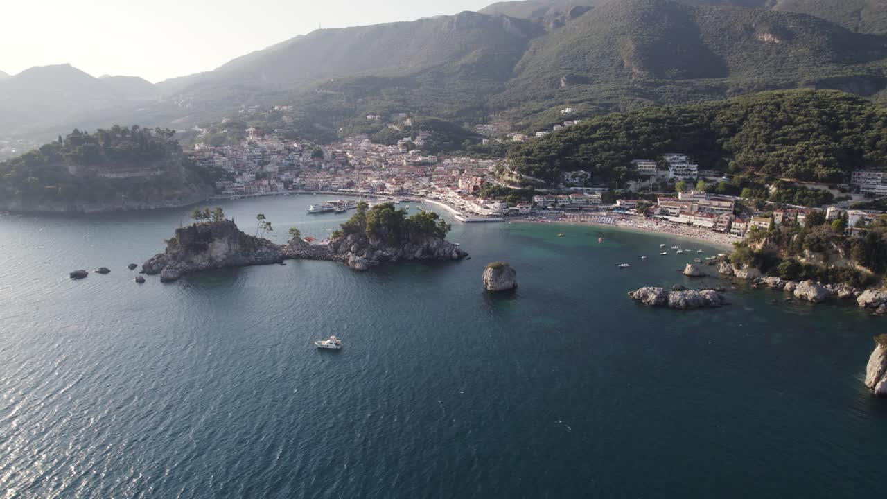 그리스 리조트 타운 파르가의 이오니아 해안에 있는 아름다운 해변