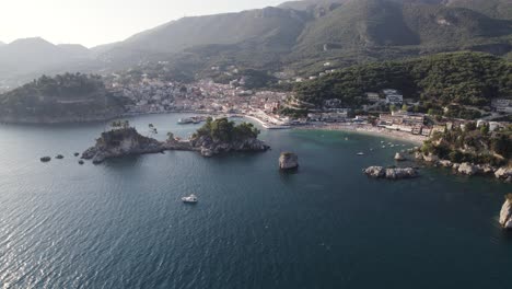 entorno costero escénico en la costa jónica de la ciudad turística griega parga