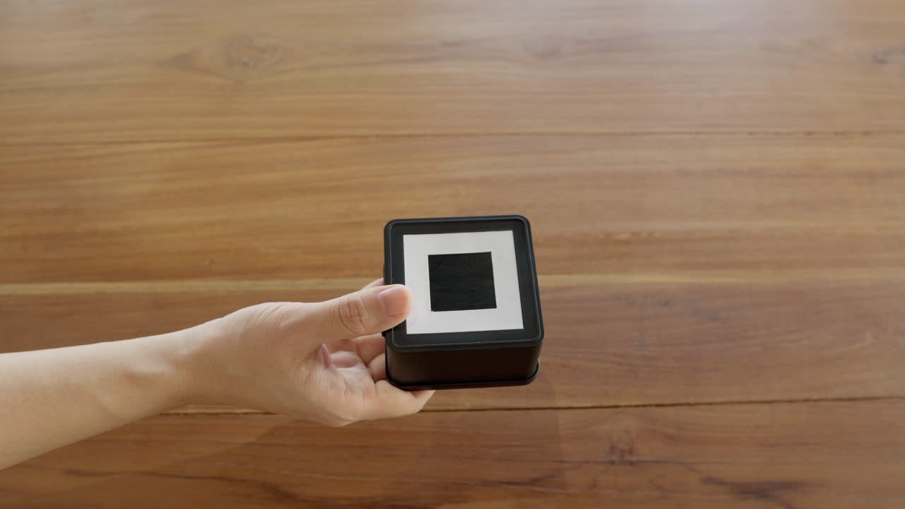 휴대전화를 러서 비접촉 결제를 위해 휴대전화 카드 리더 터미널을 사용하는 클로즈업 손