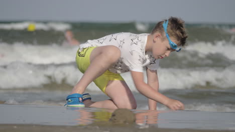 niño pasando un caluroso día de verano en la orilla del mar