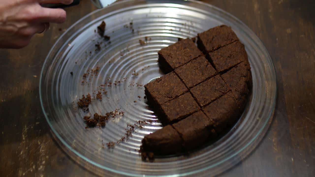 lapso de tiempo de un pastel de brownie de chocolate keto que se sirve pieza por pieza