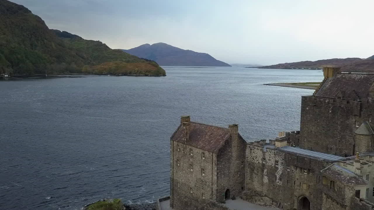 loch duich scotland의 중세 eilean donan 성 과거 공중 비행