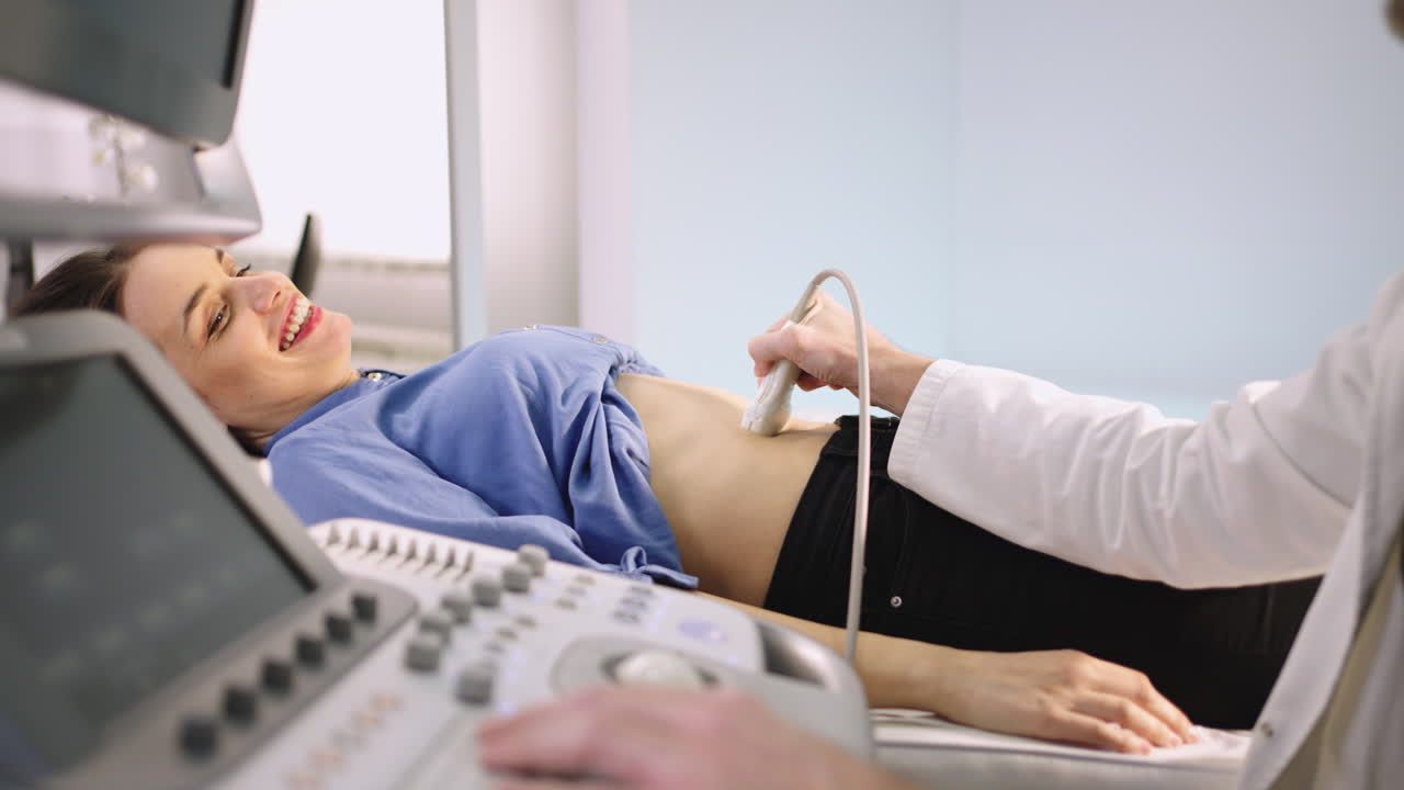 Donna sottoposta a ecografia da parte di un medico