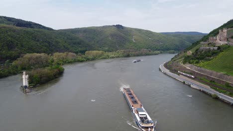 trenes y cruceros fluviales que viajan entre la torre del ratón y el castillo de ehrenfels, alemania