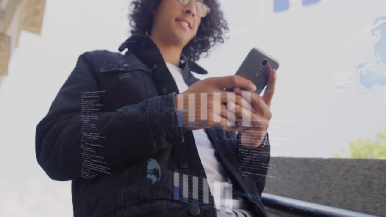 animación del procesamiento de datos financieros sobre un hombre biracial usando un teléfono inteligente