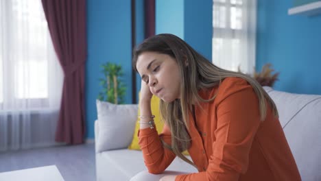 Mujer-Aburrida-E-Infeliz-Pensativa-En-Casa.