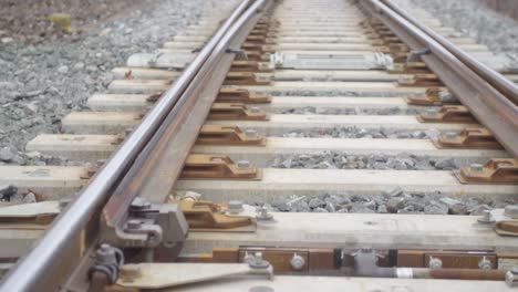 vista de cerca de las vías ferroviarias que destaca la estructura y el hardware detallados