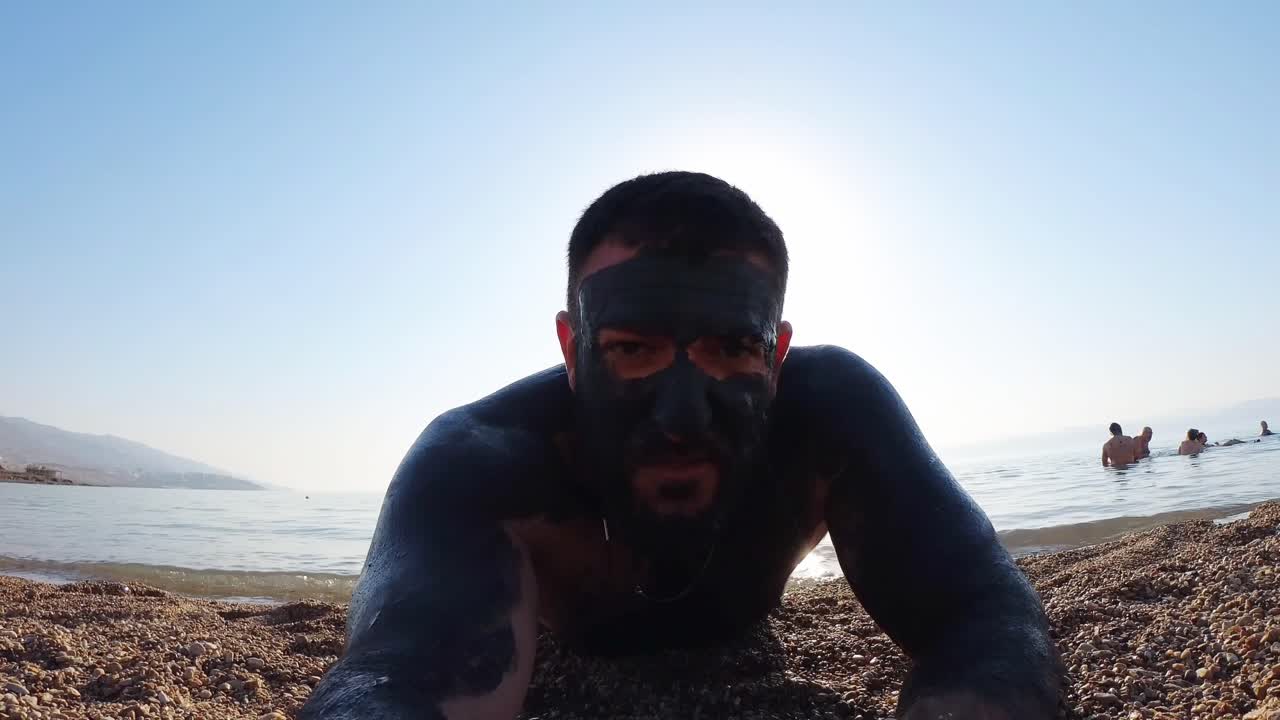 lleno de lodo en el mar muerto