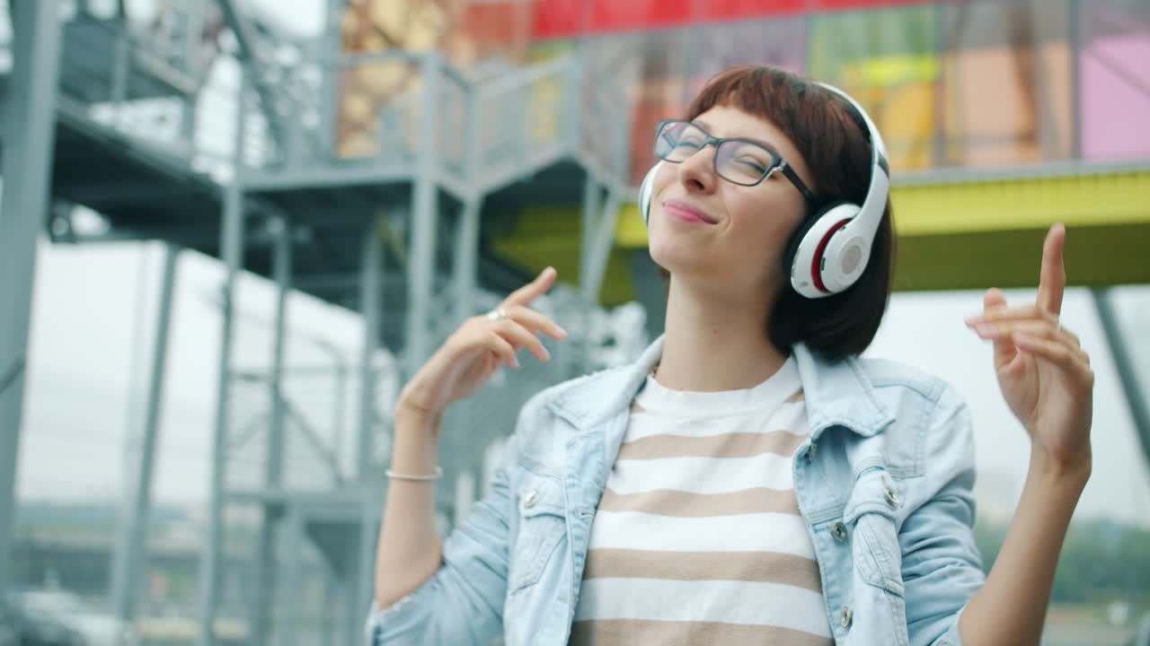 mujer joven escuchando música al aire libre
