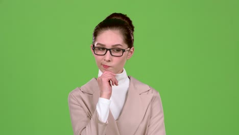 mujer en postura pensativa